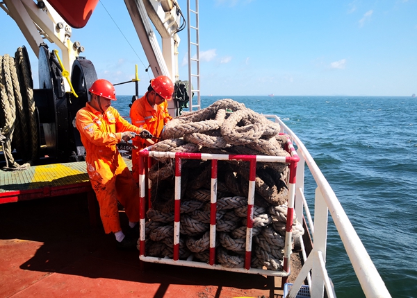 寧波海運轄管“富興21”輪船員在臺風來臨前，對船尾纜繩進行綁扎。陳健慧攝_副本_副本.jpg