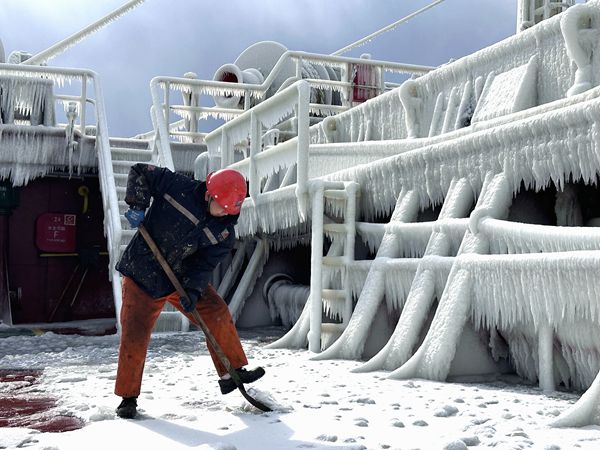 “富興22”輪船員在寒冬大雪中鏟除船舶設(shè)備上的積雪。羅杰攝_副本_副本.jpg