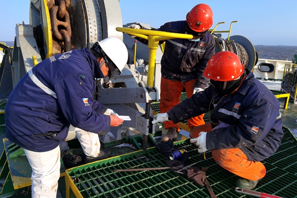 3.寧波海運(yùn)船員在寒風(fēng)中進(jìn)行錨機(jī)、錨鏈、制鏈器、剎車等設(shè)備檢查。林建偉攝_副本_副本.jpg