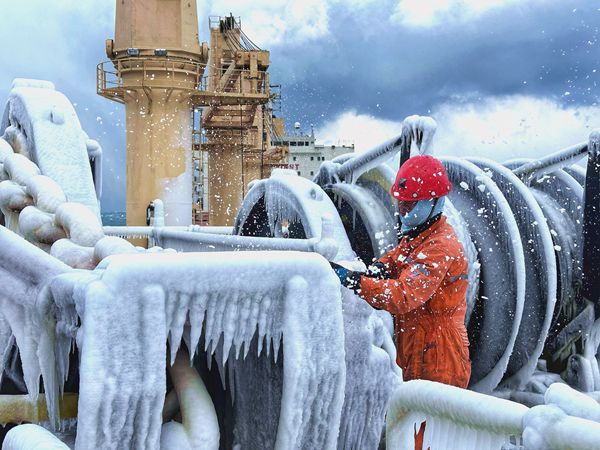 “富興22”輪船員在寒冬大雪中鏟除船舶設(shè)備上的積雪。羅杰攝2_副本_副本.jpg