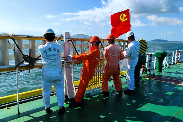 寧波海運船舶青年在臺風天氣來臨前，對甲板懸梯進行捆扎牢固作業(yè)。_副本.jpg