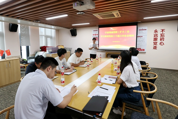 6-寧波海運(yùn)團(tuán)委組織青年宣講員開展全會(huì)精神主題宣講。陸瑩攝_副本.jpg