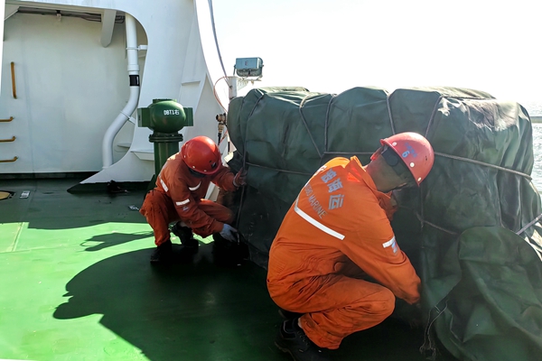 寧波海運(yùn)船員綁扎船舶救生筏登乘梯，做好防臺(tái)準(zhǔn)備工作。陳玉堂 攝_副本.jpg